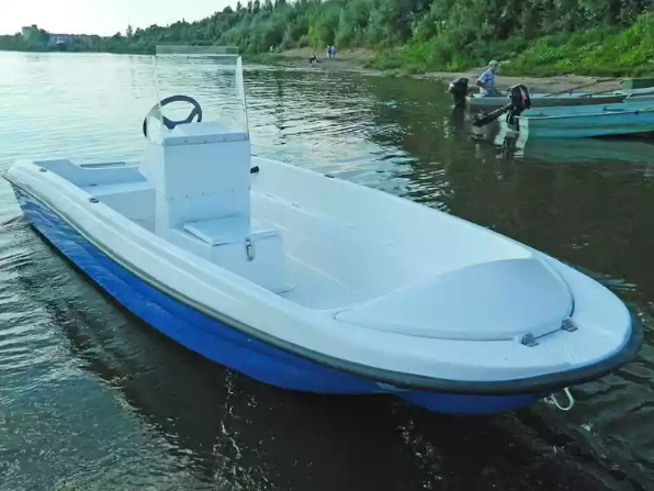 Стеклопластиковая лодка Пингвин с консолью (тримаран) в Брянске