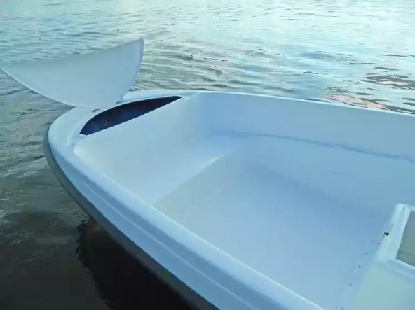 Стеклопластиковая лодка Пингвин с консолью (тримаран) в Брянске