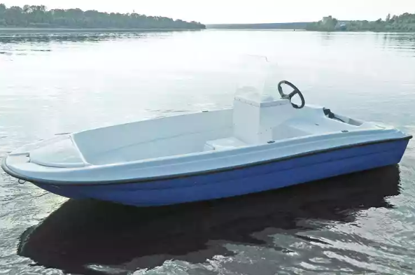 Стеклопластиковая лодка Пингвин с консолью (тримаран) в Брянске
