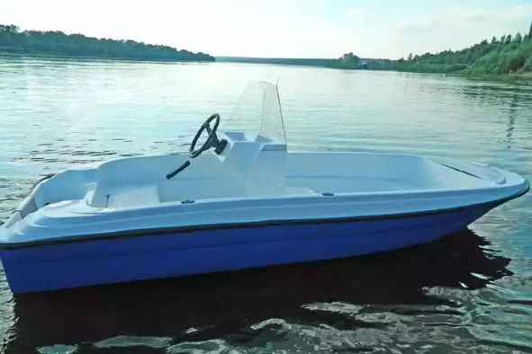 Стеклопластиковая лодка Пингвин с консолью (тримаран) в Брянске