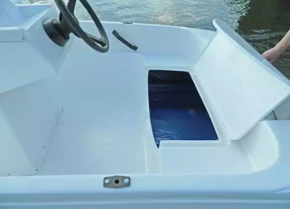 Стеклопластиковая лодка Пингвин с консолью (тримаран) в Брянске